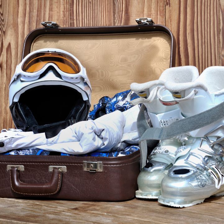 Lista de equipaje para un viaje de esquí